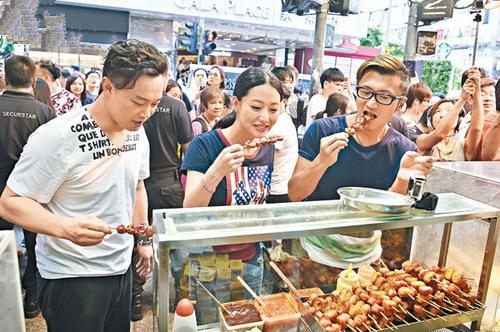 [视频]谢霆锋遇猴军突袭 与陈奕迅闹市觅小吃（图）