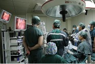 [视频]医学新发现 医生戴上3D眼镜完成东北首例全腹腔镜胃癌手术