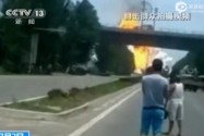 [视频]罐车冒烟后司机冒险开到空旷处 瞬间爆炸