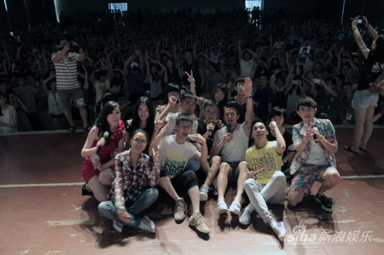 [视频]《分手大师》票房破4亿 邓超英文单曲MV首发