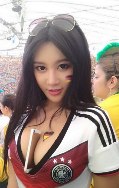 [视频]中国美女球迷樊玲观战德国 胸夹手机一夜成名