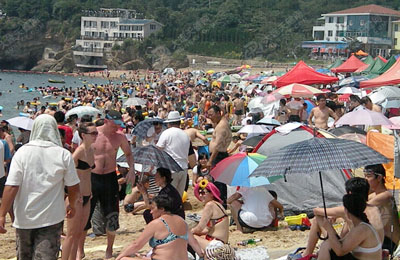 [视频]辽宁大连：30℃高温持续 海滨浴场客流增两成  