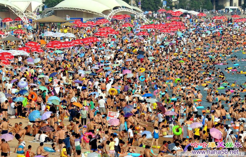 [视频]山东青岛：游泳消暑 海水浴场现游客高峰  