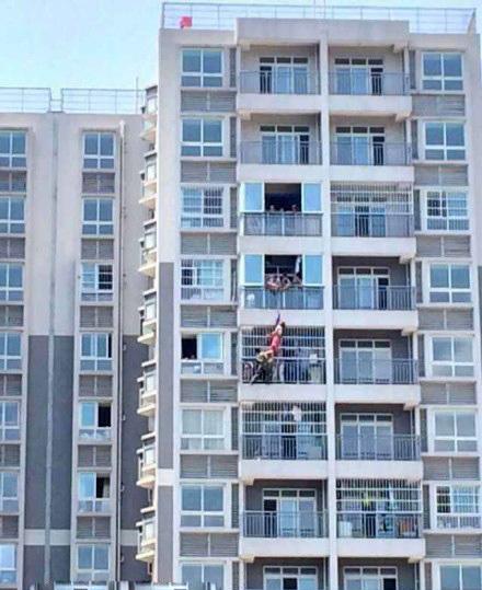 [视频]女子从12楼坠下 11楼邻居一把抓住