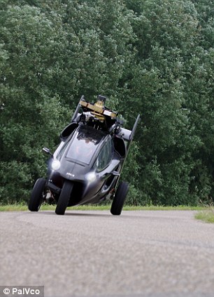 [视频]全球首款飞行摩托车问世 10分钟变形旋翼机