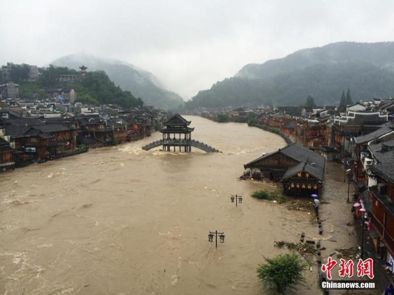 [视频]湖南凤凰：降雨持续 古城大面积被淹