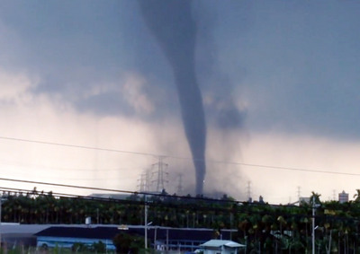 [视频]台湾：龙卷风近50层楼高 持续20分钟