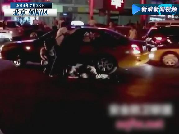 [视频]实拍豪车车主暴打的哥 路人劝架被猛揍