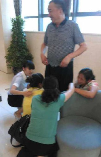 [视频]汉中局长笑对业主下跪 称手叉腰是怕裤掉