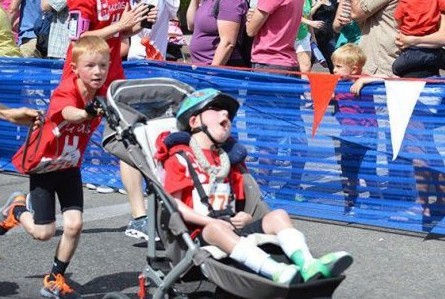 [视频]8岁男孩带脑瘫弟弟跑铁人三项 感动全美
