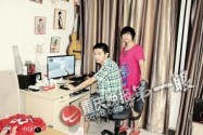 [视频]母亲为防儿子沾网瘾 陪伴其玩游戏16年