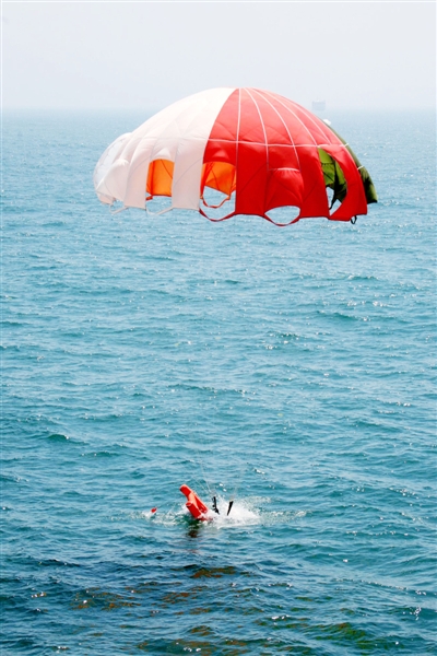 近日,我国海军北海舰队进行了一次海上跳伞降落训练,8名飞行员在指挥