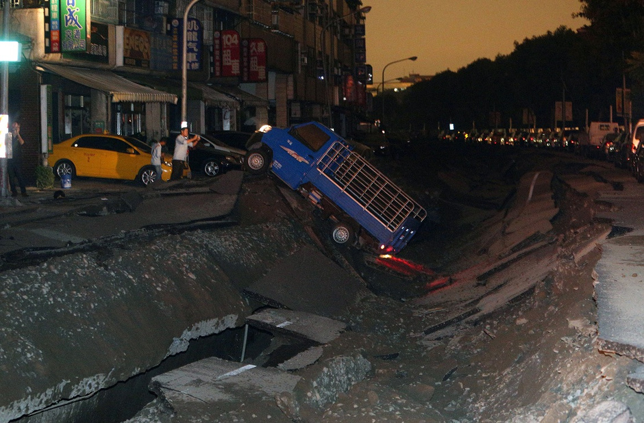 [视频]高雄燃气爆炸：或因管线爆炸一路炸开沿线道路