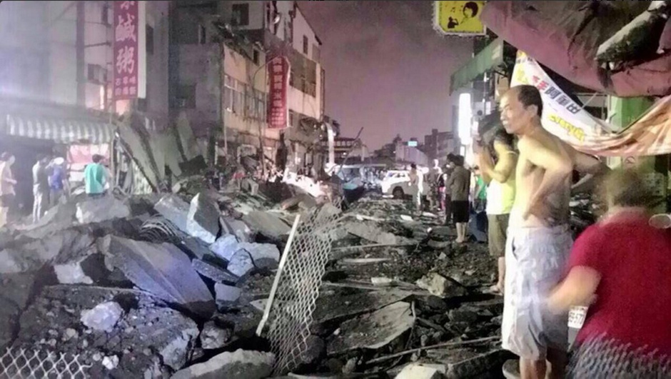 [视频]高雄燃气爆炸：或因管线爆炸一路炸开沿线道路