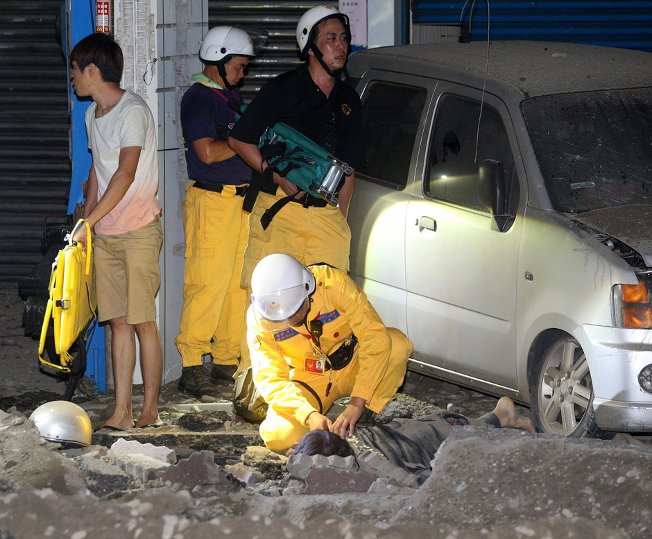 [视频]高雄燃气爆炸：或因管线爆炸一路炸开沿线道路