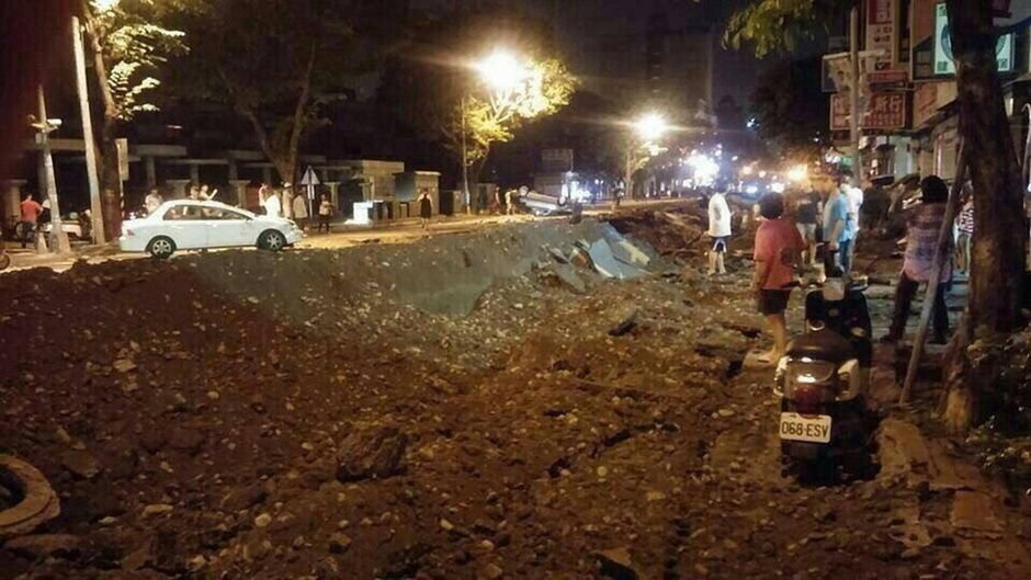 [视频]高雄燃气爆炸：或因管线爆炸一路炸开沿线道路