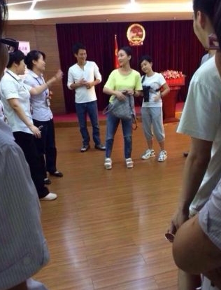[视频]周迅高圣远现身杭州民政局登记结婚(图)