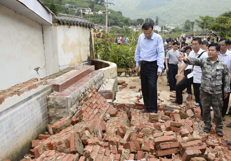 [视频]李克强急赴云南鲁甸地震灾区 徒步进入震中实地察看灾情指挥抗震救灾工作 