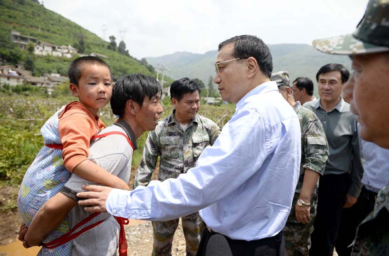 [视频]李克强急赴云南鲁甸地震灾区 徒步进入震中实地察看灾情指挥抗震救灾工作 