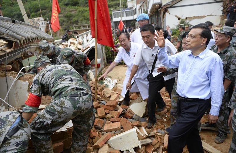 [视频]李克强急赴云南鲁甸地震灾区 徒步进入震中实地察看灾情指挥抗震救灾工作 