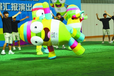 [视频]南京青奥会倒计时：体育展示现场表演亮相