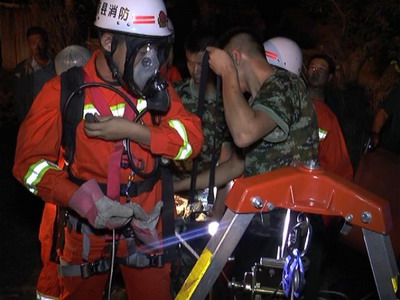 [视频]男子为救羊被困深井 消防急解救