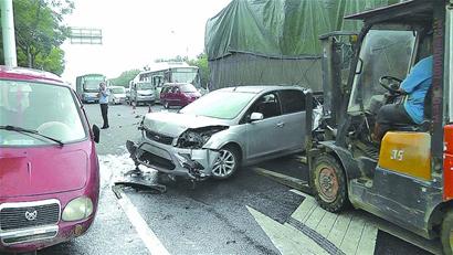 [视频]十车相撞 两辆轿车后部被撞扁