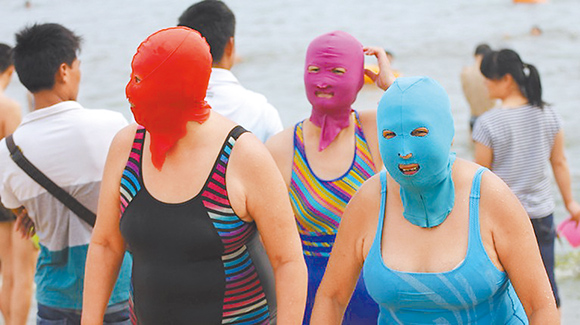 [视频]中国大妈防晒头套走红 杀入西方时尚圈