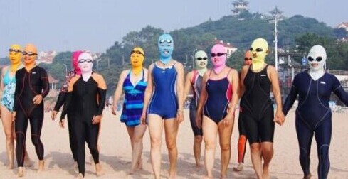 [视频]中国大妈防晒头套走红 杀入西方时尚圈