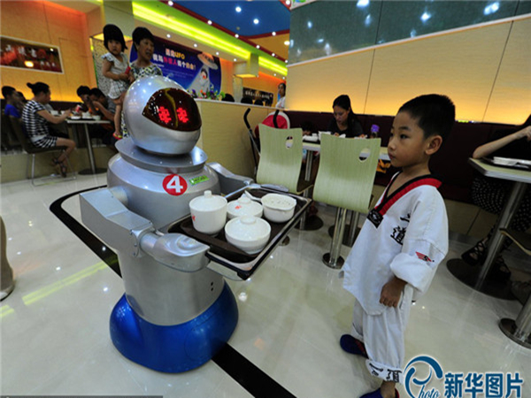 [视频]苏州：机器人餐厅来了 你想试试吗？	