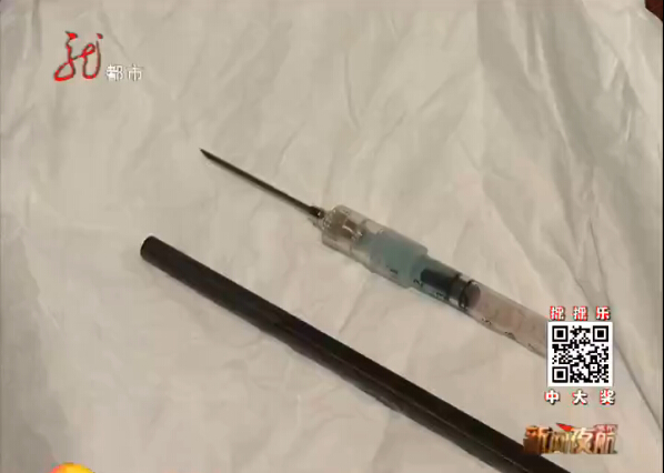 [视频]草丛飞出针头如筷子粗 女子被射中全身发软