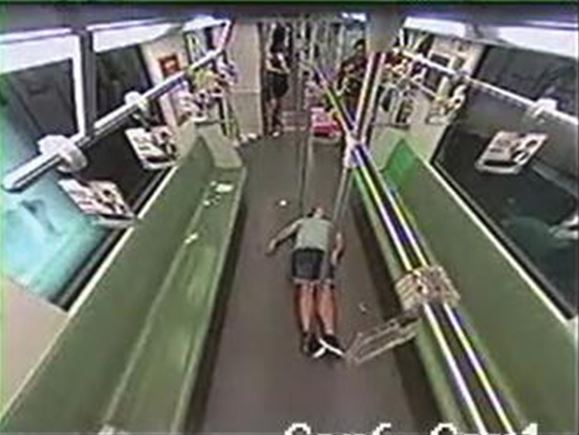 [视频]上海地铁一老外晕倒 3节车厢乘客无一相助全跑光
