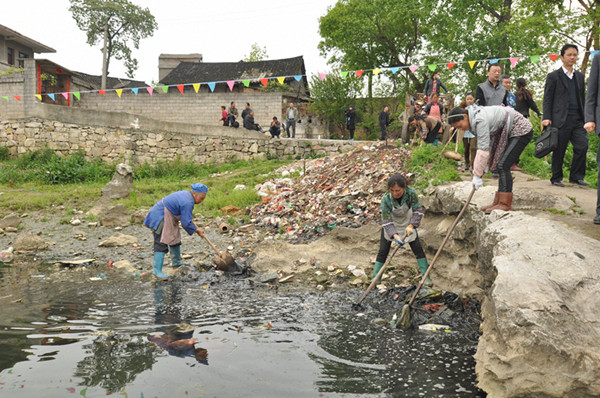 [视频]贵州：红枫湖上游水域现大量垃圾