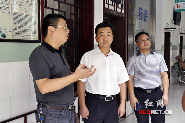 衡阳市石鼓区区委书记陈竞[中]在青山街道社区卫生服务中心了解“时间银行”情况。