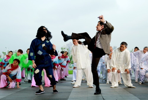 [视频]憨豆首次中国行 与广场舞大妈打饿货拳