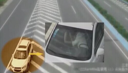 [视频]监拍男子高速路上停车与女子激吻三分钟