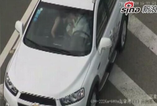 [视频]监拍男子高速路上停车与女子激吻三分钟