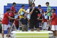 [视频]姚明接受冰桶挑战  四名学员登扶梯浇水(图)