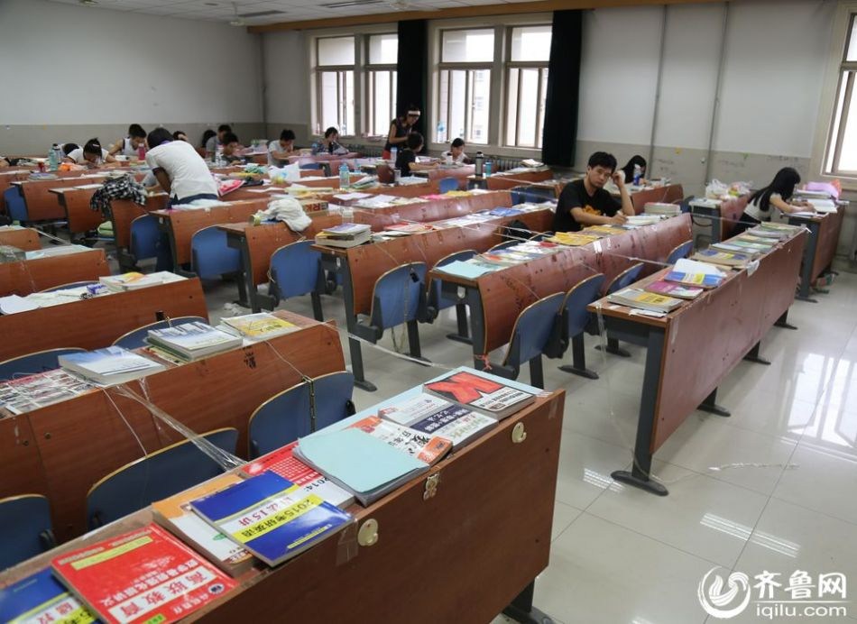 [视频]济南考研大学生用胶带、板砖、铁链占座（组图）