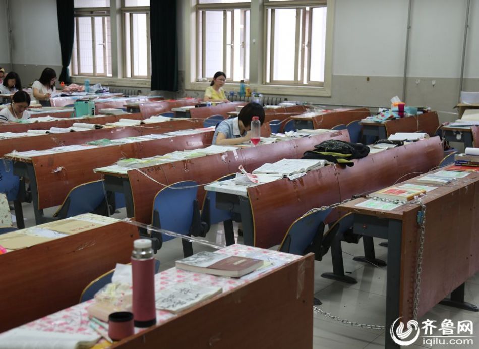 [视频]济南考研大学生用胶带、板砖、铁链占座（组图）