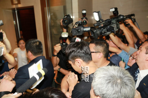 [视频]柯震东获释回酒店 与媒体起冲突高喊：要打是不是！