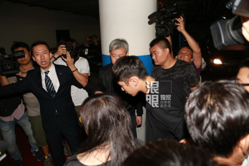 [视频]柯震东获释回酒店 与媒体起冲突高喊：要打是不是！
