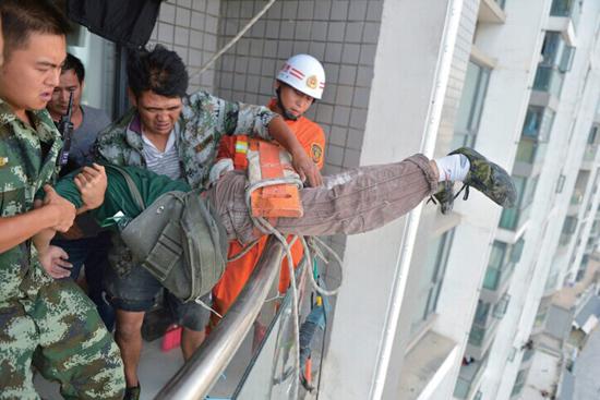 [视频]贵州：熊孩子嫌施工太吵 割断工人安全绳