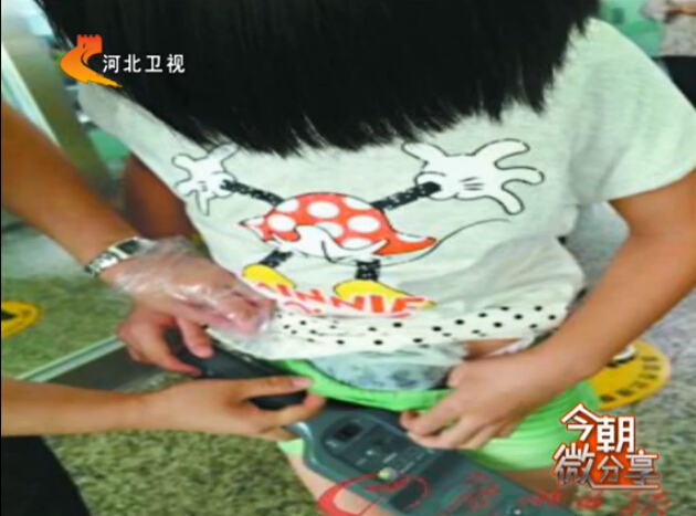 [视频]熊孩子“奇思妙想”裤裆藏乌龟过机场安检