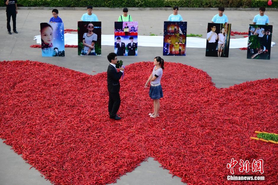 [视频]河北小伙用99999只红辣椒摆"心"形求婚 