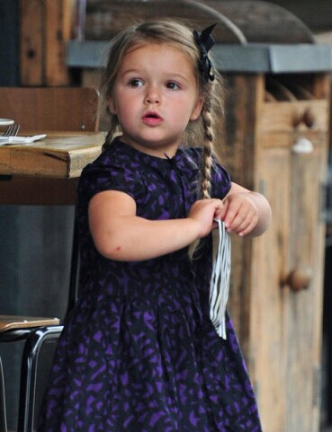 [视频]小贝长子带妹妹买饼干 小七穿蓬蓬裙太萌