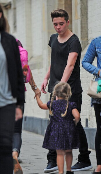 [视频]小贝长子带妹妹买饼干 小七穿蓬蓬裙太萌