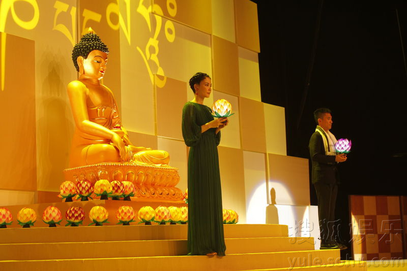 [视频]王菲梁朝伟同场合唱《心经》 天后影帝同台