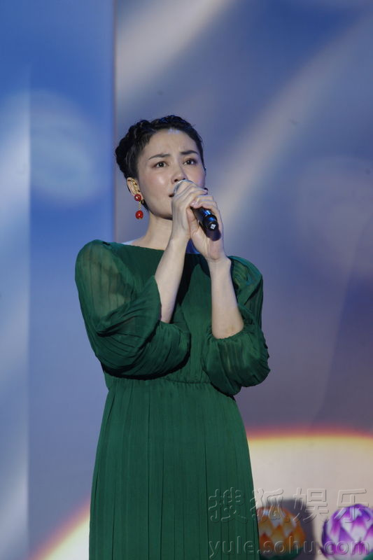 [视频]王菲梁朝伟同场合唱《心经》 天后影帝同台