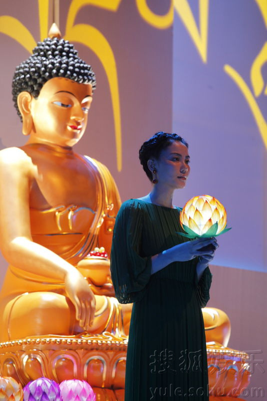 [视频]王菲梁朝伟同场合唱《心经》 天后影帝同台